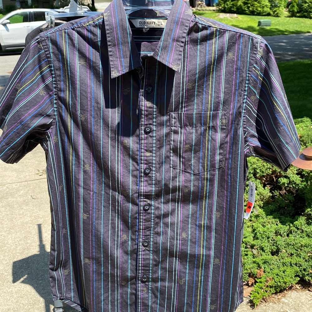 Old Navy cotton shirt with skull and crossbones pattern